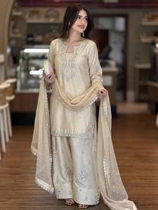 Conjunto de traje de seda romana de diseñador para mujer con elegantes mangas acampanadas y dupatta de organza suave - Product Image 2