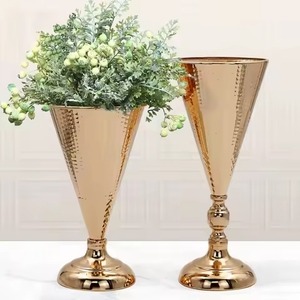 Elegantes Floreros Metálicos Modernos para Decoración Floral de Mesa - Product Image 3