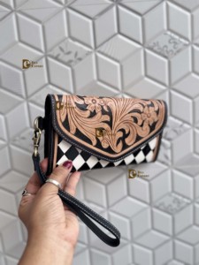 Cartera de Mujer de Cuero Genuino con Diseño a Cuadros Blancos, Estilo Vintage, Hecha a Mano por Diseñador de Moda - Product Image 2