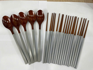 Ensemble de 4 cuillères et baguettes en bois avec manches roses et blancs, ustensiles de table, fabriqués par un fabricant certifié Food Safe. - Product Image 4