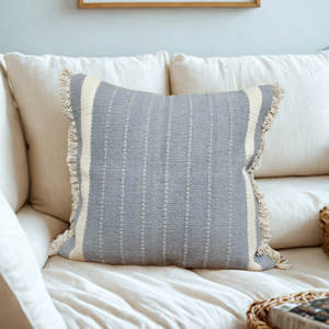 Housse de coussin décorative grise pour canapé 20x20 en coton tissé durable, douce, avec fermeture éclair et franges latérales - Product Image 1