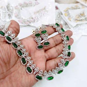 Conjunto de Joyería de Lujo para Novia, Collar Plateado con Diamantes CZ y Piedras Verdes en Forma de Lágrima - Product Image 1
