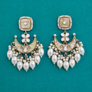 Bijoux fantaisie artificiels Kanhai Jewels, boucles d'oreilles en forme de fleur plaquées or, style indo-occidental indien pour femmes, avec perles de nacre. - Product Image 1