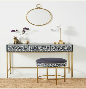 Bureau en marbre noir et blanc avec incrustations géométriques optiques, doté de deux tiroirs et de pieds dorés élégants, disponible en gros. - Product Image 6