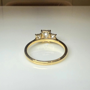 Bague de fiançailles solitaire en or jaune 18 carats avec diamant synthétique de 2,50 carats, couleur F, clarté VS1, taille émeraude, certifiée IGI, bijoux CVD - Product Image 4