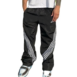 Pantalon de survêtement en nylon à rayures diagonales pour homme, coupe régulière, taille élastique, léger, coupe-vent, vêtements d'entraînement, livraison directe d'usine - Product Image 1