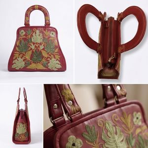 Bolso de Mano con Bordado Kashmiri – Cuero Borgoña con Diseño de Ramo de Hojas Tropicales - Product Image 3