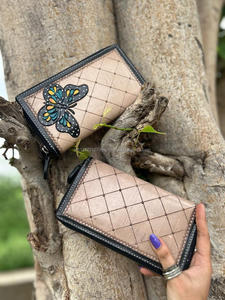 Porte-monnaie sculpté usiné à la main pochette étui de téléphone nouveau Design fleur multi utilisations portefeuilles en cuir occidental pour les femmes - Product Image 4