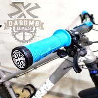 Tapa de Extremo de Manillar para Bicicleta de Montaña DA BOMB de Aluminio de Alta Resistencia, con Logotipo Personalizado Grabado con Láser, Sistema Lock-On, Resistente a Impactos, 10mm 35mm