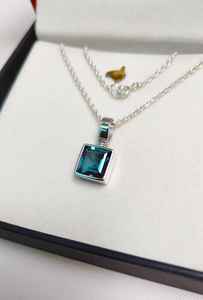 Pendentif Breloque Fait Main en Argent Sterling 925 avec Saphir Bleu Océan Taillé Carré et Monture Bezel, Cadeau pour Enfants, Femmes et Unisexe - Product Image 3