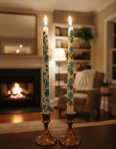 Ensemble de bougies coniques en cire de soja et de paraffine peintes à la main Blue Blossom (lot de 2) - Décoration de Noël sans fumée pour la maison, pour les événements et les occasions spéciales - Product Image 1