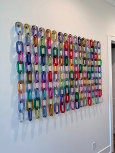 Décoration murale en résine colorée, sculpture abstraite de chaîne de maillons de dessin animé, faite à la main pour la maison, les mariages, les galeries, en provenance de l'Uttar Pradesh - Product Image 1