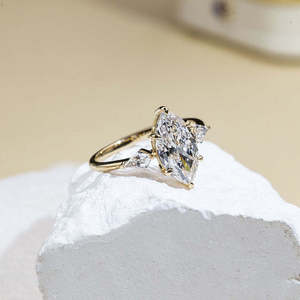 Anillo de Compromiso con Tres Diamantes Corte Marquesa en Oro Amarillo, Anillo de Diamantes Marquesa de Inspiración Vintage, Diamante Cultivado en Laboratorio - Product Image 3