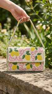 Sac à main artisanal perlé motif citron et jardin – Jaune vif, vert émeraude et blanc, style bohème Adil, écologique et léger - Product Image 1