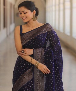 Sari de Seda Azul Oscuro con Bordado Dorado, Traje Tradicional Indio para Bodas y Fiestas, para Mujer, Estilo Banarasi de Alta Calidad, Largo hasta el Suelo - Product Image 5