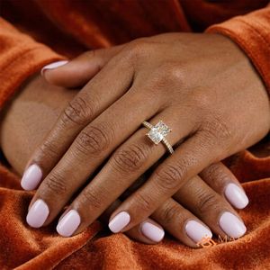 Anillo de compromiso de moissanita plateada con corte radiante y halo oculto, joyería de lujo para novia, boda y aniversario, tendencia en EE. UU. - Product Image 5