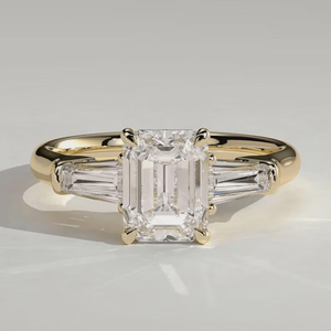 Bague de fiançailles en or jaune 14 carats pour femme, diamant taille émeraude 2 carats, couleur F, pureté VS1, certifié IGI, avec diamants baguette effilés - Product Image 1
