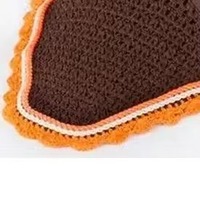Bonnet marron en crochet pour cheval avec bordure festonnée orange et oreilles marron pour la protection contre les mouches, conception à nouer réglable
