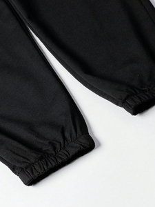Ensemble survêtement personnalisé avec logo imprimé, coupe décontractée, strass brillants, pour un usage quotidien, comprenant un sweat à capuche et un pantalon de jogging. - Product Image 4