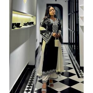 Hermoso Conjunto de Traje Indio y Pakistaní para Fiestas, Adornado con Bordado de Hilos - Product Image 5