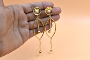 Pendientes de latón chapados en oro estilo Kashmiri, largos y llamativos, para uso festivo y regalos. - Product Image 1