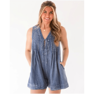 Combinaison en jean plissée indigo vintage, combinaison en jean Canyon Sun à plis froncés, combinaison en jean plissée à col en V avec poches latérales - Product Image 4