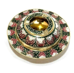 Cendrier circulaire en laiton raffiné, décoré de motifs floraux en émail coloré, disponible à prix de gros. - Product Image 1