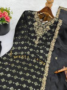 Ensemble Kurti Palazzo en soie GMY brodé de qualité supérieure avec des broderies lourdes et un dupatta de créateur - Product Image 5
