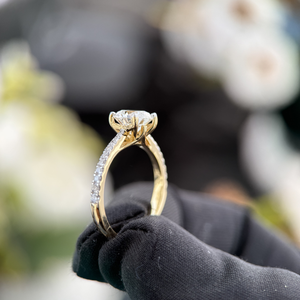 Anillo de Compromiso de Oro Amarillo de 14K con Diamante Cultivado en Laboratorio de Corte Redondo de 1.50 Quilates, Color D, Claridad VVS2, Certificado IGI, Anillo Solitario con Banda Pavé - Product Image 3