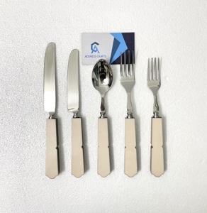 Ensemble de couverts au design moderne avec manche en résine, plaqué or PVD, pour la table lors de mariages, événements et fêtes, cuillère, fourchette, couteau - Product Image 6