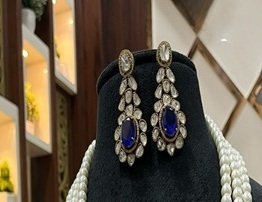 Impresionante conjunto de collar y aretes de latón con incrustaciones de Kundan, chapado en oro, con circonitas y perlas, estilo étnico, para mujer, ideal para fiestas y bodas. - Product Image 2
