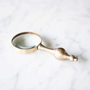 Lupa de Mano de Latón Estilo Antiguo con Lente de Alta Claridad para Leer Libros, Mapas, Periódicos, Joyas, Monedas, Manualidades e Inspección - Product Image 1