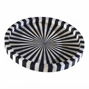 Plateau de service rond en bois fait main, décoratif, avec incrustation d'os rayé noir et blanc, pour table basse d'hôtel de luxe - Product Image 1