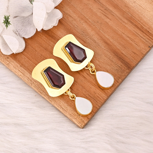 Boucles d'oreilles en laiton plaqué or avec pierres précieuses grenat hydro et nacre, serties à la main, pour femmes, lot de 10 paires en gros - Product Image 3