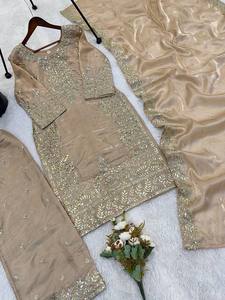 Costume en soie de créateur prêt-à-porter, vêtements de mariage indiens pour le Royaume-Uni - Product Image 4