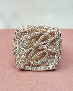 Anillo de cóctel para hombre chapado en rodio con moissanita VVS y letras inicial, engaste pavé, joyería de lujo para boda - Product Image 1