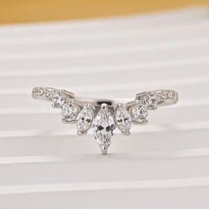 Élégante alliance de mariage en argent sterling 925 plaqué or jaune et blanc, sertie de moissanite vintage taille marquise et taille ronde, en forme de couronne - Product Image 6