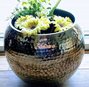 Compre un macetero decorativo de metal de primera calidad con un diseño de acabado premium para una elegante exhibición en jardines interiores y exteriores. - Product Image 2