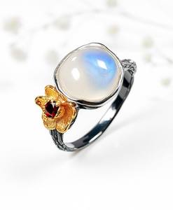 Bague Fleur en Pierre de Lune Arc-en-ciel Certifiée IGI en Argent Sterling – Alliance de Luxe Conçue pour un Style Floral Élégant et un Éclat Doux - Product Image 1