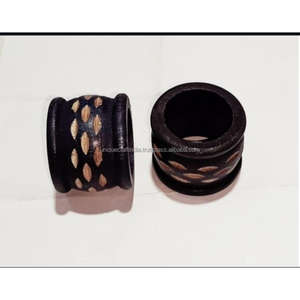 Modernos Anillos para Servilletas de Madera Huecos en Forma de Tambor con Diseño de Puntos |   Porta Servilletas Ecológicos Hechos a Mano para una Mesa de Comedor Elegante - Product Image 1