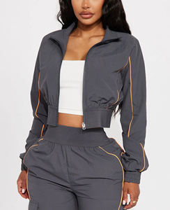Ensemble de survêtement en molleton gris uni pour femme avec surpiqûres contrastées, manches longues, coupe régulière, deux pièces, avec poches latérales, idéal pour l'hiver - Product Image 5