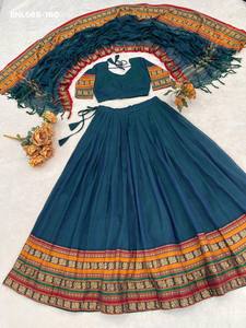 ชุดอินเดียคุณภาพสูงรุ่นล่าสุด ผ้าฝ้ายชานเดรี พร้อมงานทอ ชุดเลเฮนกา โจลี และผ้าคลุมไหล่ ชุดพื้นเมือง ผู้จัดจำหน่ายทั่วโลก - Product Image 4