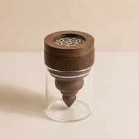 Brûleur d'encens en bois de santal fait main avec base en verre et couvercle au design complexe pour une utilisation aromatique