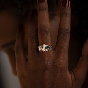 Anillo de barra con diamantes talla baguette azules y blancos, de oro macizo, ideal como regalo de boda o para fiestas, joyería elegante para ella, anillo llamativo. - Product Image 3