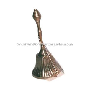 Cloche décorative de table en laiton et bois avec finition dorée pour la décoration intérieure pour la décoration de bureau et pour prier - Product Image 3