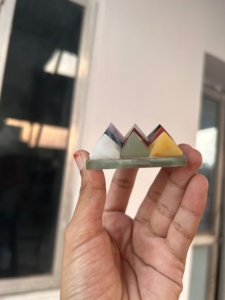 แผ่นหินคริสตัลทรงพีระมิดเก้าเหลี่ยม รุ่น GENUINE SPARCELS RAIS AGATE จากกูร์การัต สำหรับวัสดุวัสดุศาสตร์วัสดุภูมิภาควิทยา (Vastu)  หินขัดเงาสำหรับสร้างพลังงาน - Product Image 4