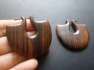 Pendientes de madera hechos a mano con diseño de engranaje metálico, estilo minimalista, accesorios de joyería. - Product Image 6