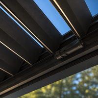Pergola élégante motorisée à lames orientables en alliage d'aluminium thermolaqué avec capteur de pluie et LED, écologique, pour jardin extérieur
