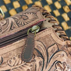 Bolso de mano de cuero de lujo con panel turquesa y diseño de cartas de póker, asa superior y cierre de cremallera - Product Image 4