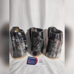 Jarra de Beber Hecha a Mano de Cuerno de Búfalo, Estilo Vikingo Medieval, Diseño de Arte Popular Antiguo, Personalizable, Natural - Product Image 1